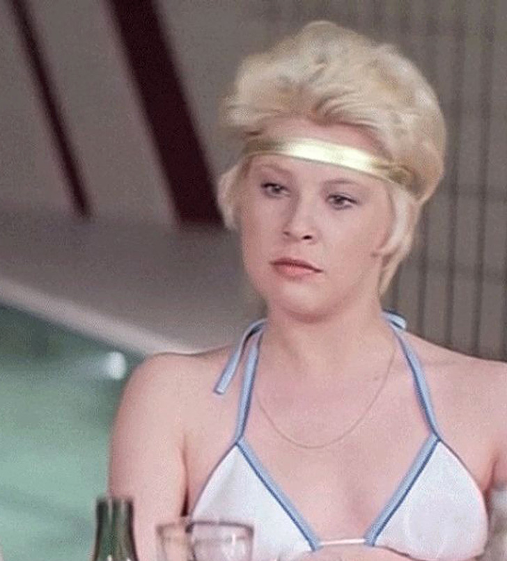 Татьяна Догилева В Белом Купальнике – Блондинка За Углом 1984